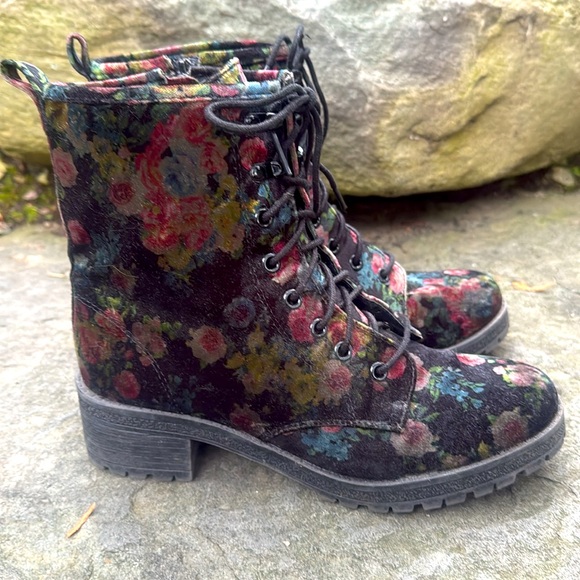 MADDEN GIRL ELOISEE BLACK FLORAL VELVET LACE UP COMBAT BOOTS -8.5 -π€π₯ - Picture 6 of 12